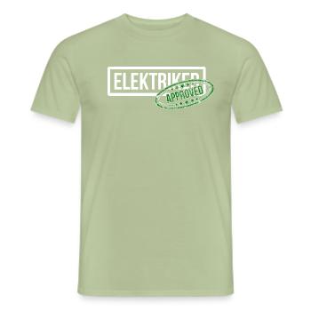Enfin électricien - examen réussi ! - T-shirt homme - vert sauge - Devant - AI Model Male 178 light (178cm)