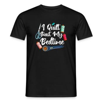 I Quilt Past My Bedtime - Männer T-Shirt - Schwarz - Vorne - AI Model Male 178 light (178cm)