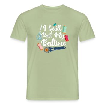 I Quilt Past My Bedtime - Männer T-Shirt - Sage - Vorne - AI Model Male 178 light (178cm)