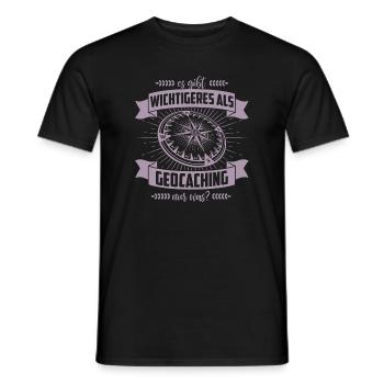 Geocacher Geschenkideen es gibt Wichtigeres - Männer T-Shirt - Schwarz - Vorne - AI Model Male 178 light (178cm)