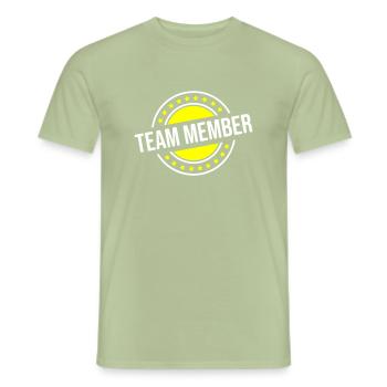 Membres de l’équipe - T-shirt homme - vert sauge - Devant - AI Model Male 178 light (178cm)
