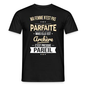 Ma femme n'est pas parfaite mais elle est archère - T-shirt homme - noir - Devant - AI Model Male 178 light (178cm)