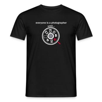 Fotografie Fotograf Kamera Hobby Held Legende - Männer T-Shirt - Schwarz - Vorne - AI Model Male 178 light (178cm)
