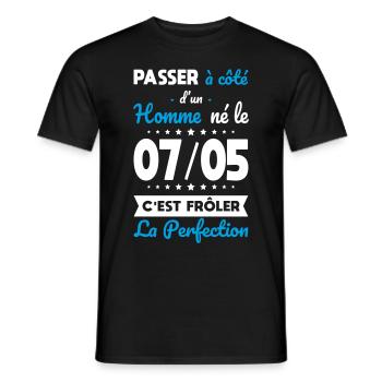 Anniversaire - Né le 7 Mai Frôler perfection - T-shirt homme - noir - Devant - AI Model Male 178 light (178cm)