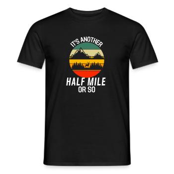 Noch eine halbe Meile oder so Lustiges Wandern - Männer T-Shirt - Schwarz - Vorne - AI Model Male 178 light (178cm)