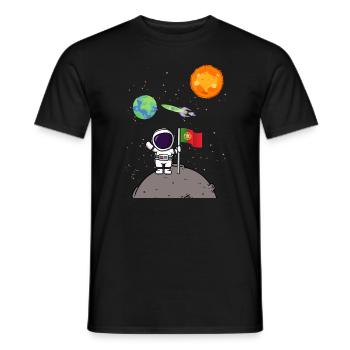 Planet Portugal Flagge Mondlandung Astronaut - Männer T-Shirt - Schwarz - Vorne - AI Model Male 178 light (178cm)