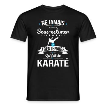 Sous-estimer un trentenaire qui fait du karaté - T-shirt homme - noir - Devant - AI Model Male 178 light (178cm)
