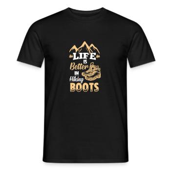 Life Is Better In Hiking Boots Wandern Wanderer - Männer T-Shirt - Schwarz - Vorne - AI Model Male 178 light (178cm)