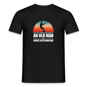 Unterschätze Niemals einen Alten Mann Kitesurfen - Männer T-Shirt - Schwarz - Vorne - AI Model Male 178 light (178cm)