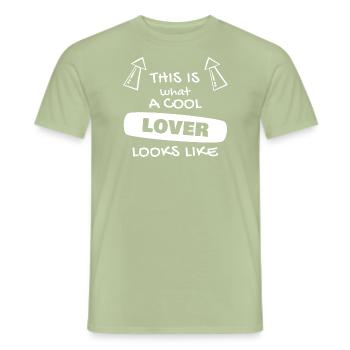 cool lover - T-shirt homme - vert sauge - Devant - AI Model Male 178 light (178cm)