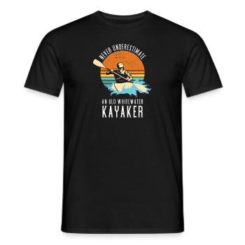 Never Underestimate An Old Whitewater Kayaker - Männer T-Shirt - Schwarz - Vorne - AI Model Male 178 light (178cm)
