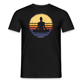Yogi Retro Sunset Yoga - Männer T-Shirt - Schwarz - Vorne - AI Model Male 178 light (178cm)