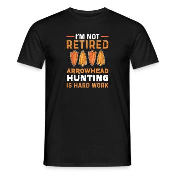 La chasse à la pointe de flèche est un travail difficile. - T-shirt homme - noir - Devant - AI Model Male 178 light (178cm)