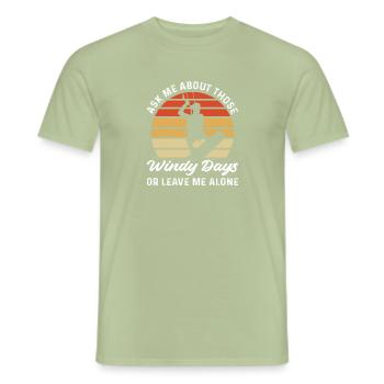 Windige Tage. Vintage Kitesurfen Und Kiteboarding - Männer T-Shirt - Sage - Vorne - AI Model Male 178 light (178cm)