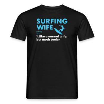 Sport Wife Surfing - Männer T-Shirt - Schwarz - Vorne - AI Model Male 178 light (178cm)