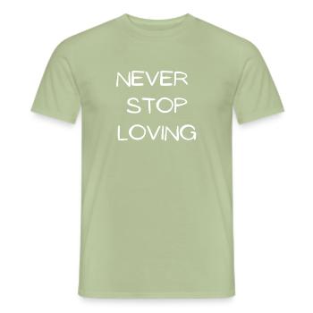 Never stop loving - Männer T-Shirt - Sage - Vorne - AI Model Male 178 light (178cm)