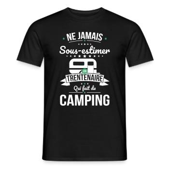 Sous-estimer un trentenaire qui fait du camping - T-shirt homme - noir - Devant - AI Model Male 178 light (178cm)