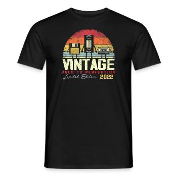 Vintage 2022 Geschenk - Männer T-Shirt - Schwarz - Vorne - AI Model Male 178 light (178cm)