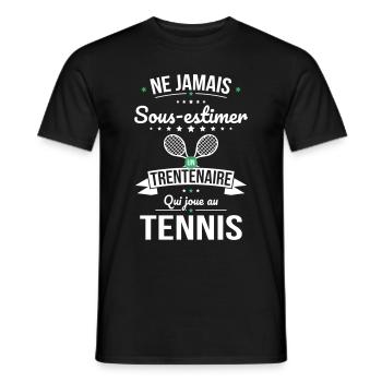 Sous-estimer un trentenaire qui joue au tennis - T-shirt homme - noir - Devant - AI Model Male 178 light (178cm)
