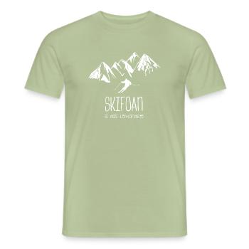 skifahren schifoan is das leiwandste - Männer T-Shirt - Sage - Vorne - AI Model Male 178 light (178cm)