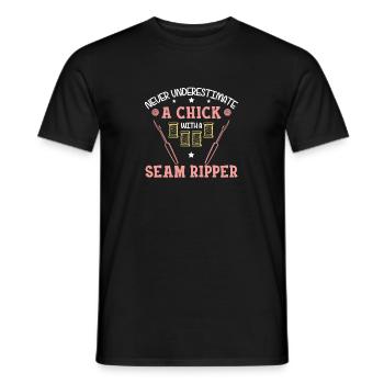 Never Underestimate Funny Hand Quilting Hummor - T-shirt homme - noir - Devant - AI Model Male 178 light (178cm)