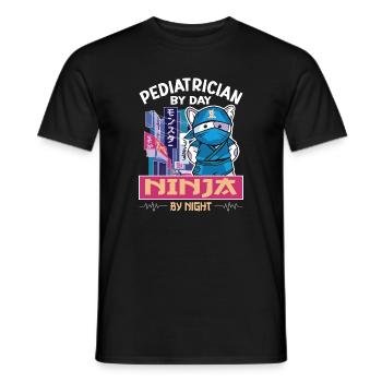 Pädiatrie - Pediatrician by day Ninja by night - Männer T-Shirt - Schwarz - Vorne - AI Model Male 178 light (178cm)