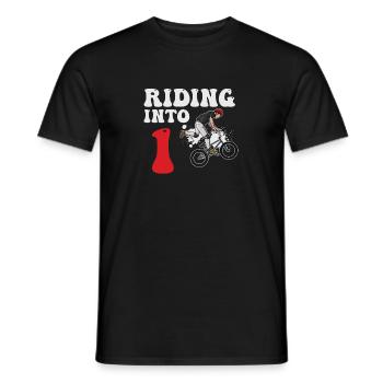 Einfahren in 1 BMX-Rennrad 1 Jahr alt 1. - Männer T-Shirt - Schwarz - Vorne - AI Model Male 178 light (178cm)