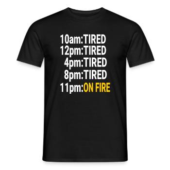 Müde den ganzen Tag, aber nachts in Flammen - Männer T-Shirt - Schwarz - Vorne - AI Model Male 178 light (178cm)