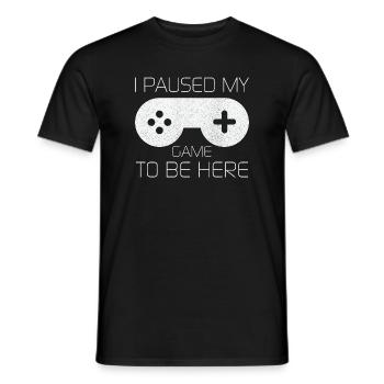 Ich pausierte mein Spiel, um hier zu sein Lustiges Shirt - Männer T-Shirt - Schwarz - Vorne - AI Model Male 178 light (178cm)