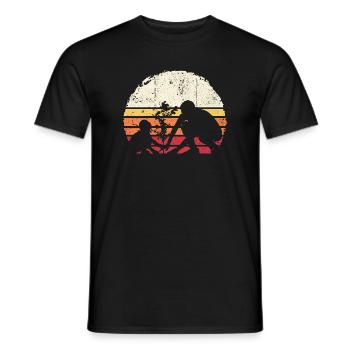Sunset Silhouette: Pflanzbaum der Familie - Männer T-Shirt - Schwarz - Vorne - AI Model Male 178 light (178cm)