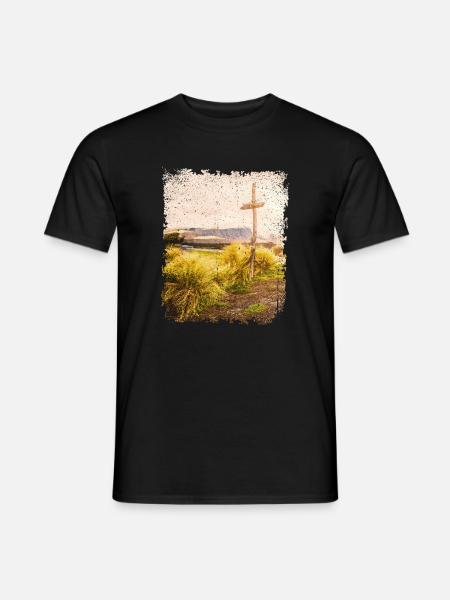 Holzkreuz in karger Landschaft | Jesus Cross - Männer T-Shirt - Schwarz