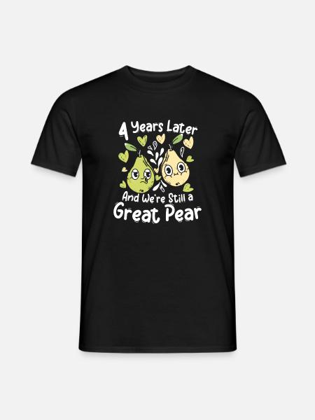 4 years later and were still a great pear - Männer T-Shirt - Schwarz