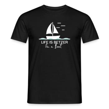 La vie est meilleure sur un bateau à voile dans un port de yacht - T-shirt homme - noir - Devant - AI Model Male 178 light (178cm)