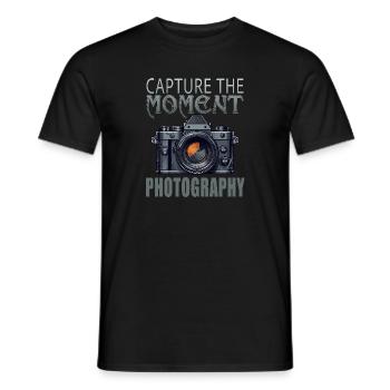 Capture the Moment - Männer T-Shirt - Schwarz - Vorne - AI Model Male 178 light (178cm)