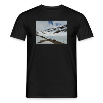 Alpenlandschaft, türkisfarbener eisiger See - Männer T-Shirt - Schwarz - Vorne - AI Model Male 178 light (178cm)
