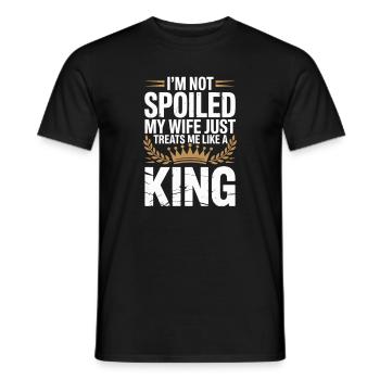 Nicht verwöhnt, meine Frau behandelt wie ein König - Männer T-Shirt - Schwarz - Vorne - AI Model Male 178 light (178cm)