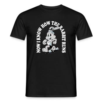 Now I Know How the Rabbit Runs – Denglisch Spruch - Men's T-Shirt - black - Front - AI Model Male 178 light (178cm)