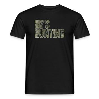 Il est la femme chasseuse d’un fier chasseur - T-shirt homme - noir - Devant - AI Model Male 178 light (178cm)