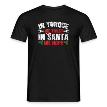 In Torque vertrauen wir auf den Weihnachtsmann und hoffen wir auf lustige Auto-Weihnachten - Männer T-Shirt - Schwarz - Vorne - AI Model Male 178 light (178cm)