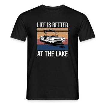 Life is Better at The Lake Pontoon Boat Gift - Männer T-Shirt - Schwarz - Vorne - AI Model Male 178 light (178cm)