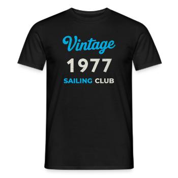 Millésime 1977 – Année de naissance rétro du Yachting Club - T-shirt homme - noir - Devant - AI Model Male 178 light (178cm)