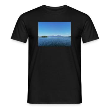 Blauer Bergsee und Bergpanorama - Männer T-Shirt - Schwarz - Vorne - AI Model Male 178 light (178cm)