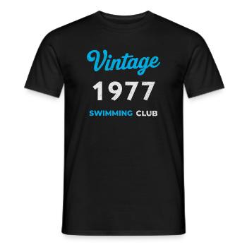 Vintage 1977 – Swimming Club Retro Geburtsjahr - Männer T-Shirt - Schwarz - Vorne - AI Model Male 178 light (178cm)