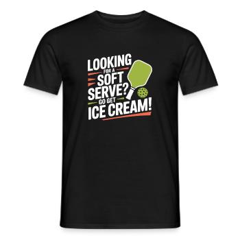 Pickleball Spieler Looking For Soft Serve Dinking - Männer T-Shirt - Schwarz - Vorne - AI Model Male 178 light (178cm)