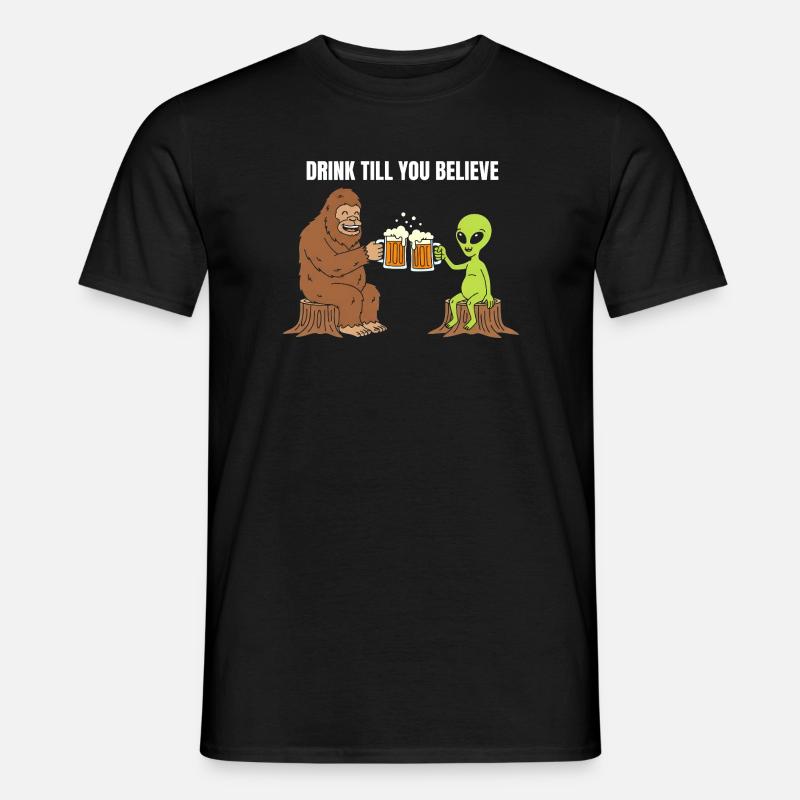 Bigfoot und Alien stoßen an - Männer T-Shirt - Schwarz