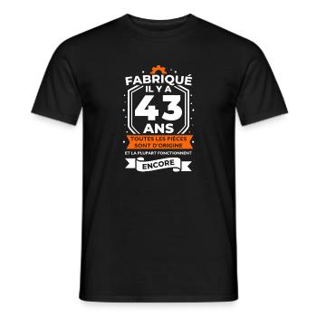 Fabriqué il y a 43 ans badge - T-shirt homme - noir - Devant - AI Model Male 178 light (178cm)