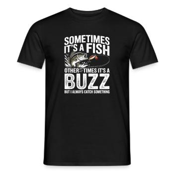Sometimes It’s a Fish – Buzz Motiv Tee - Männer T-Shirt - Schwarz - Vorne - AI Model Male 178 light (178cm)