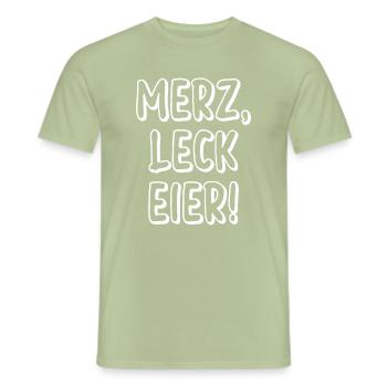 Merz Leck Eier Schriftzug - Männer T-Shirt - Sage - Vorne - AI Model Male 178 light (178cm)