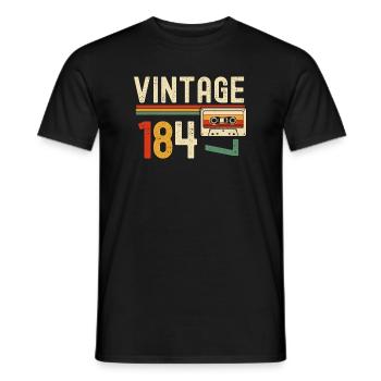 Vintage 84er Kassette Retro - Männer T-Shirt - Schwarz - Vorne - AI Model Male 178 light (178cm)