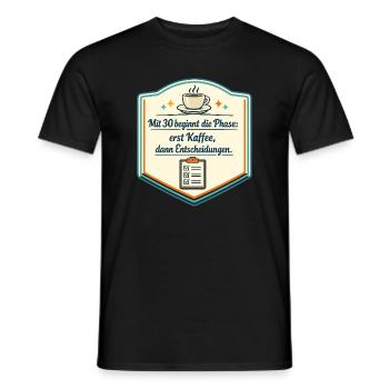 Kaffee zuerst, Entscheidungen danach - Männer T-Shirt - Schwarz - Vorne - AI Model Male 178 light (178cm)